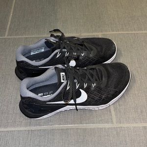 Black Nike Metcons Lifting Shoes